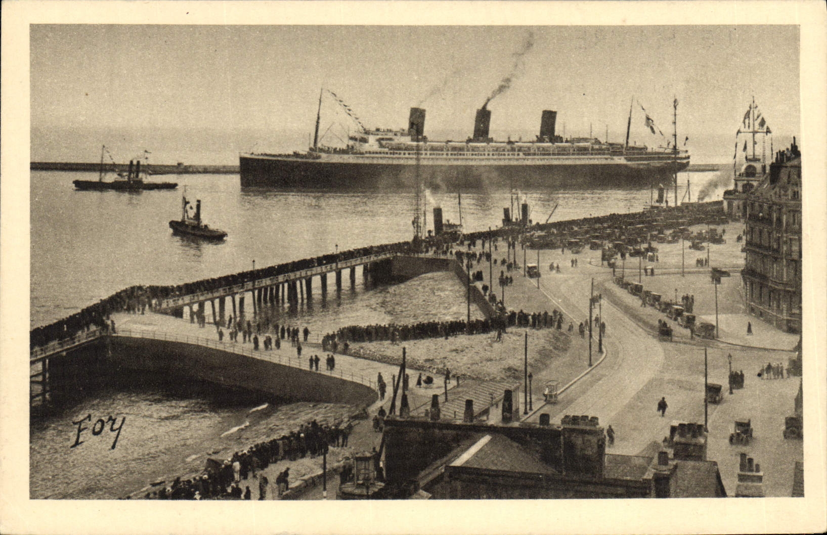 CPA Bateau Paquebot Le Havre Entree au port du grand paquebot Ile de France