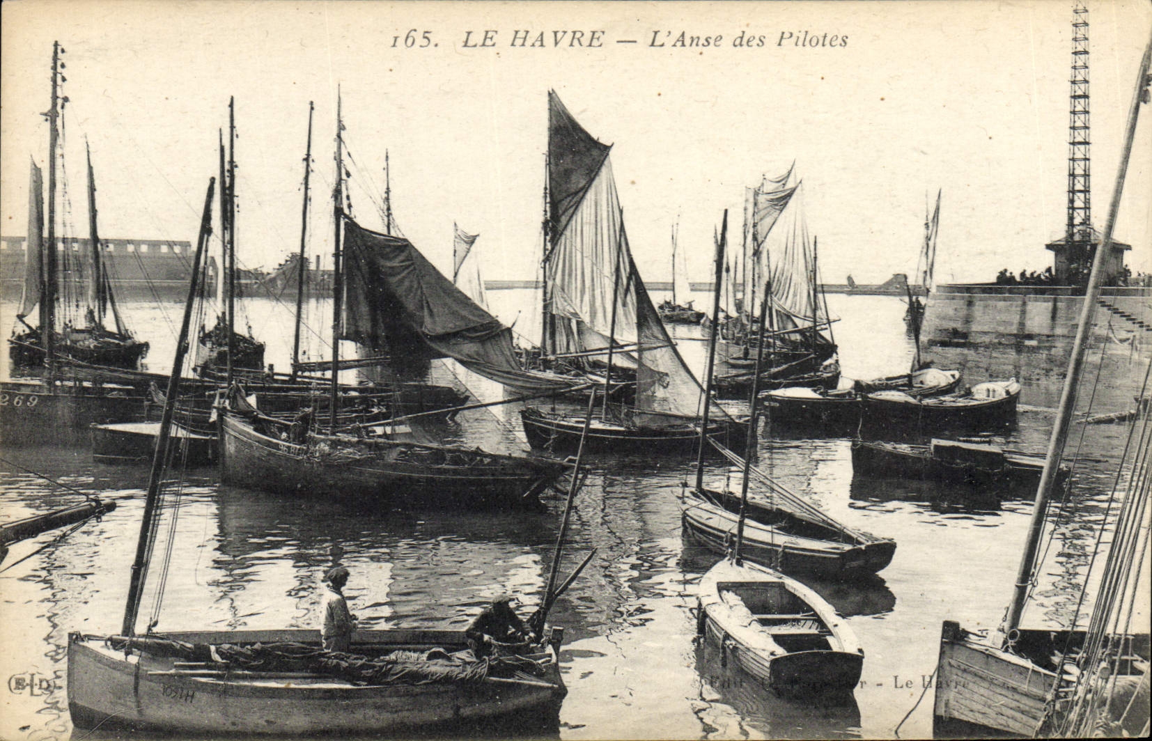 VINTAGE POSTCARD Boat Le Havre the handle of the pilots