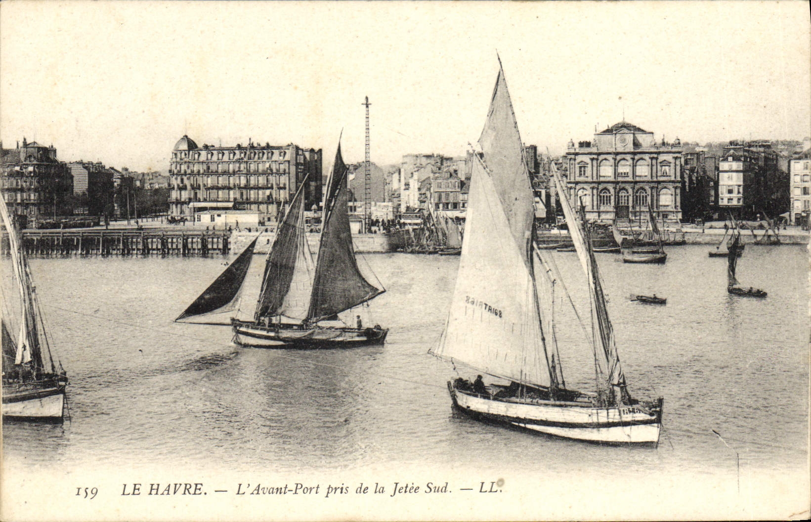 CPA Bateau Le Havre L'avant port pris de la jetee Sud 