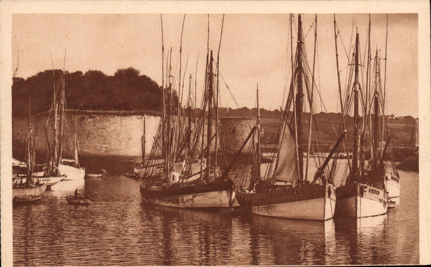 CPA Bateau Concarneau Thonniers dans le port