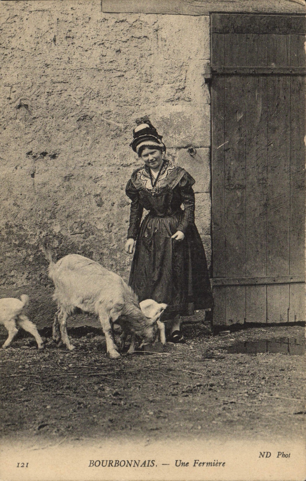 CPA Chevre Bourbonnais Une fermiere 