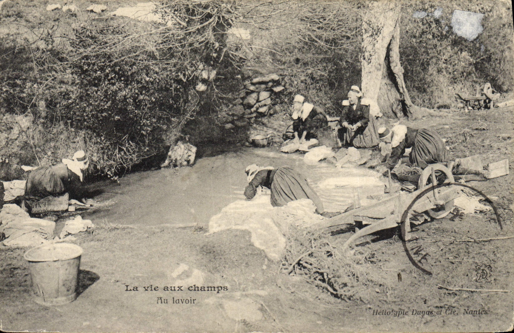 CPA Folklore La vie aux champs Au lavoir 