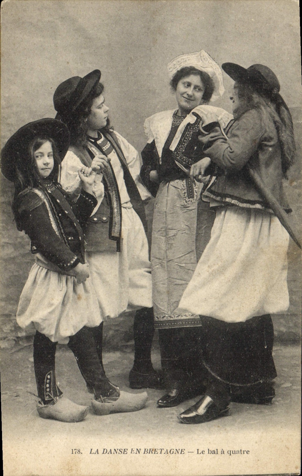 VINTAGE POSTCARD Folklore the dance in Brittany the ball has four