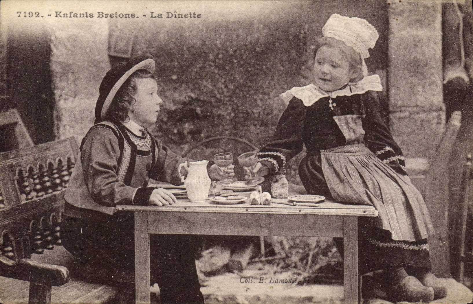 CPA Folklore Enfants bretons La dinette 