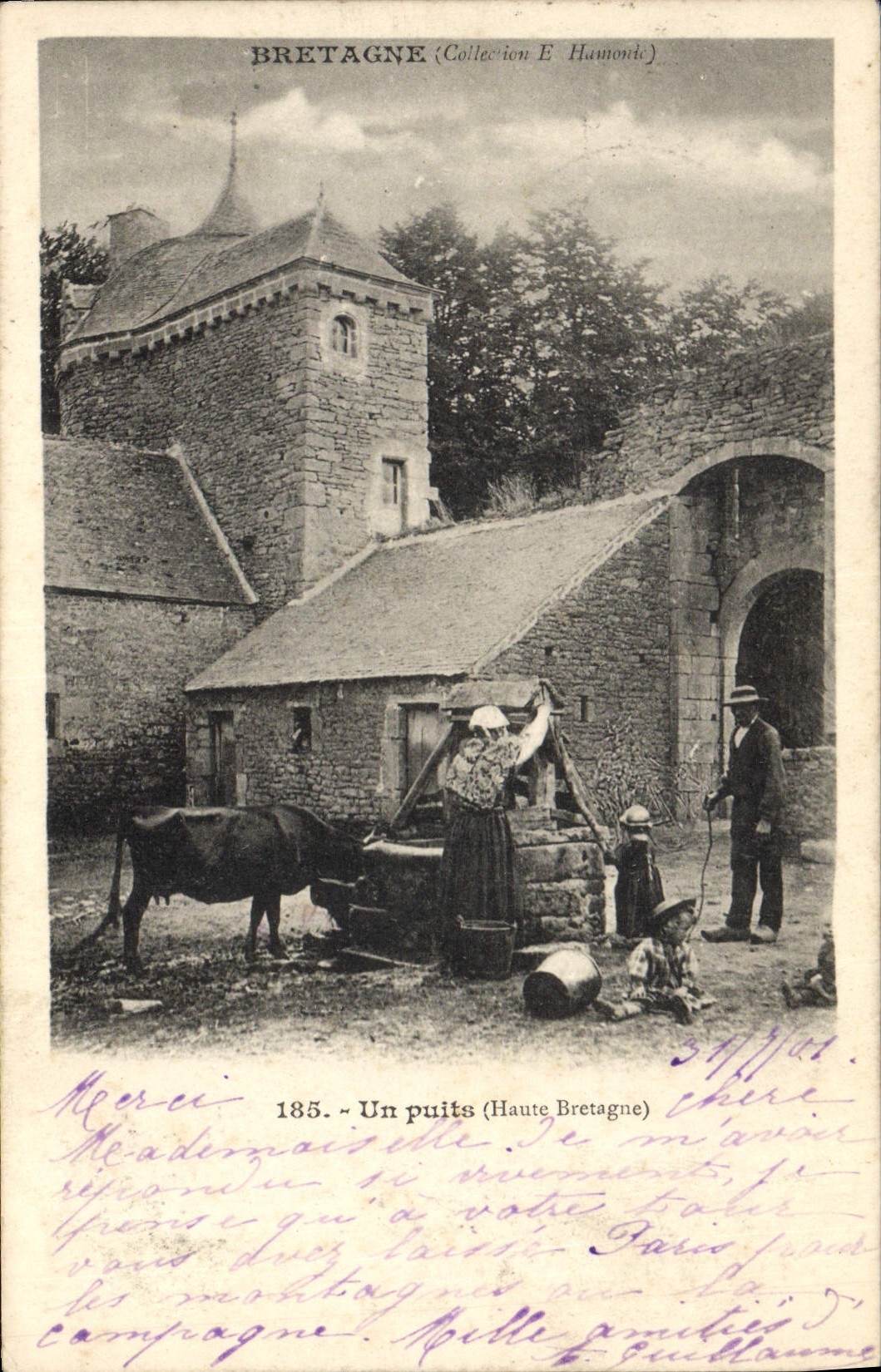CPA Folklore Un puits Haute Bretagne Vache 