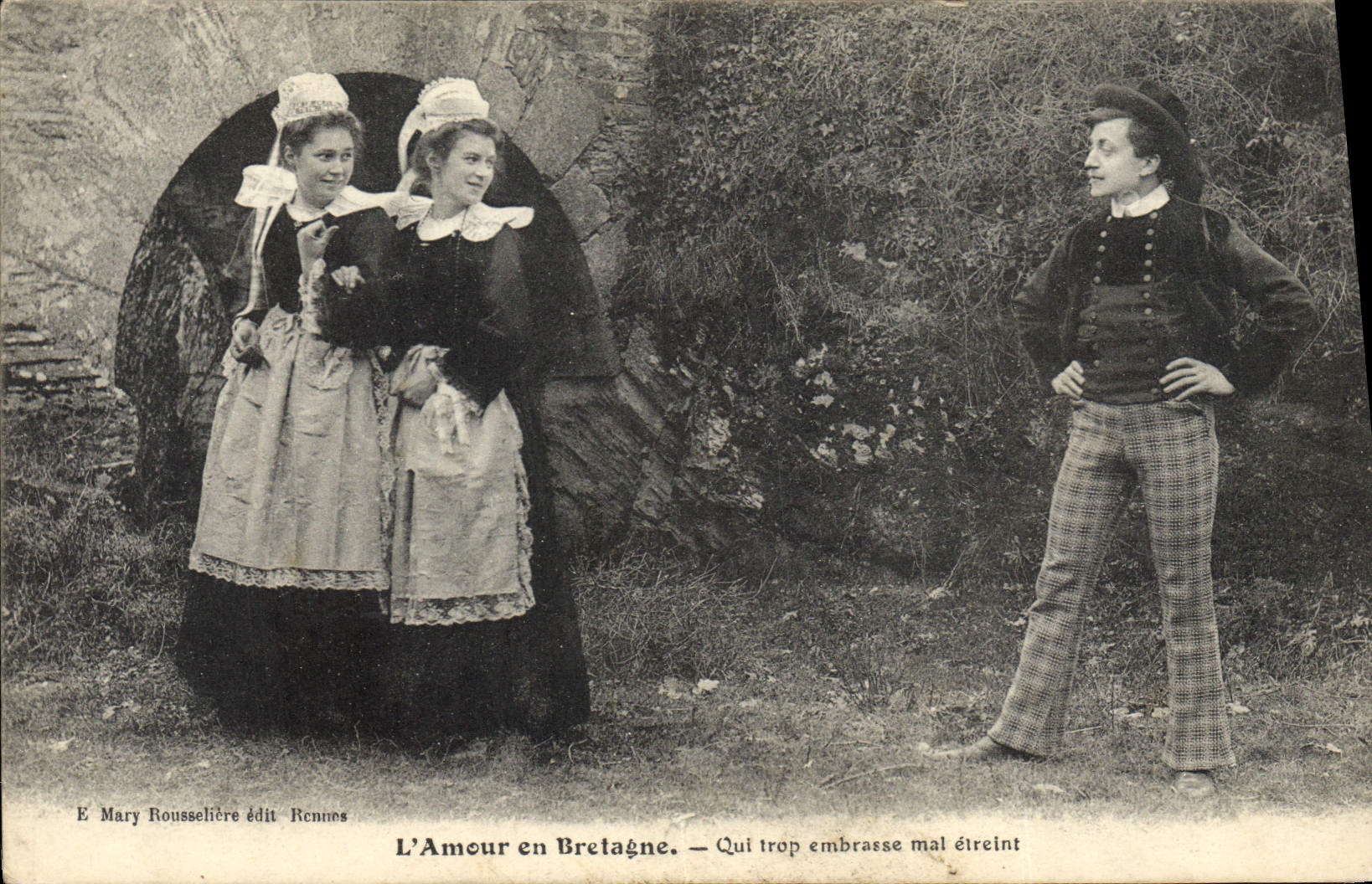 CPA Folklore L'amour en Bretagne Qui trop embrasse mal etreint