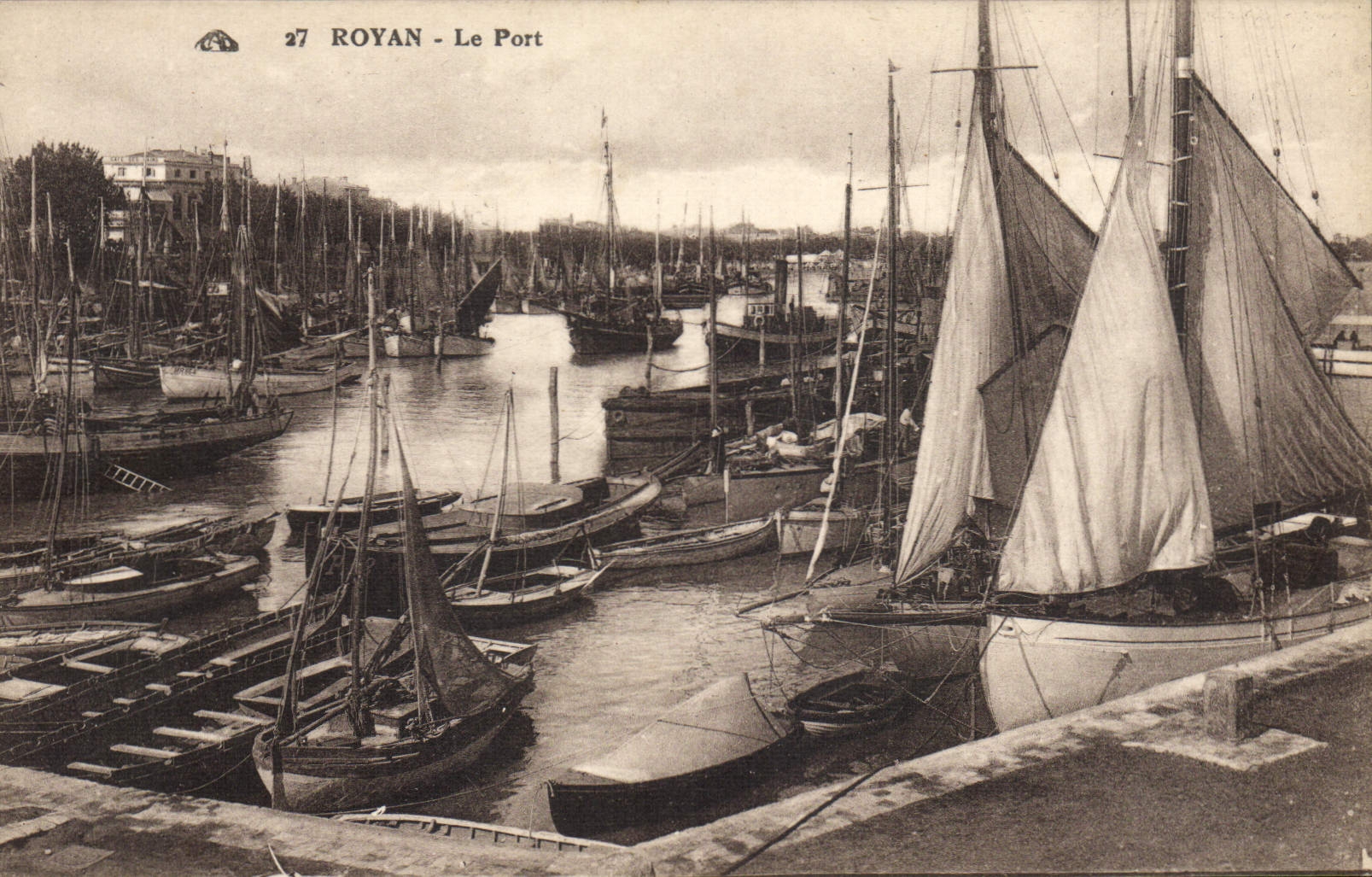 VINTAGE POSTCARD Bateau Fishes Royan the port