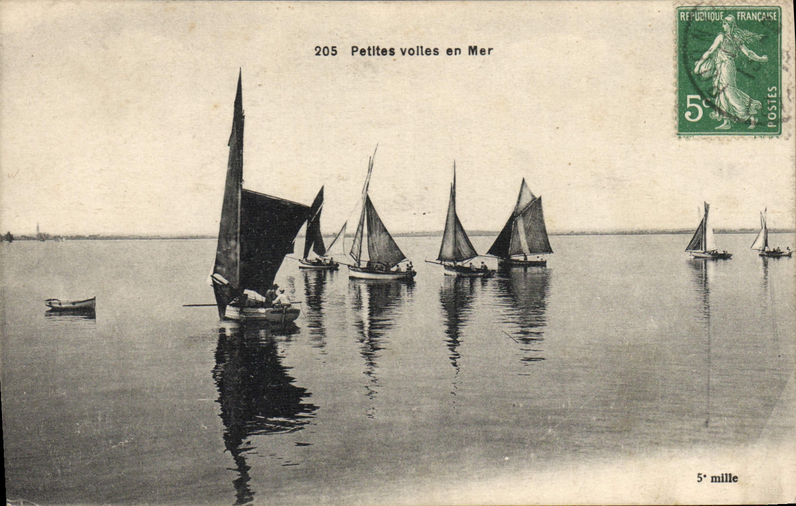 VINTAGE POSTCARD Bateau Fishes Small sails at sea