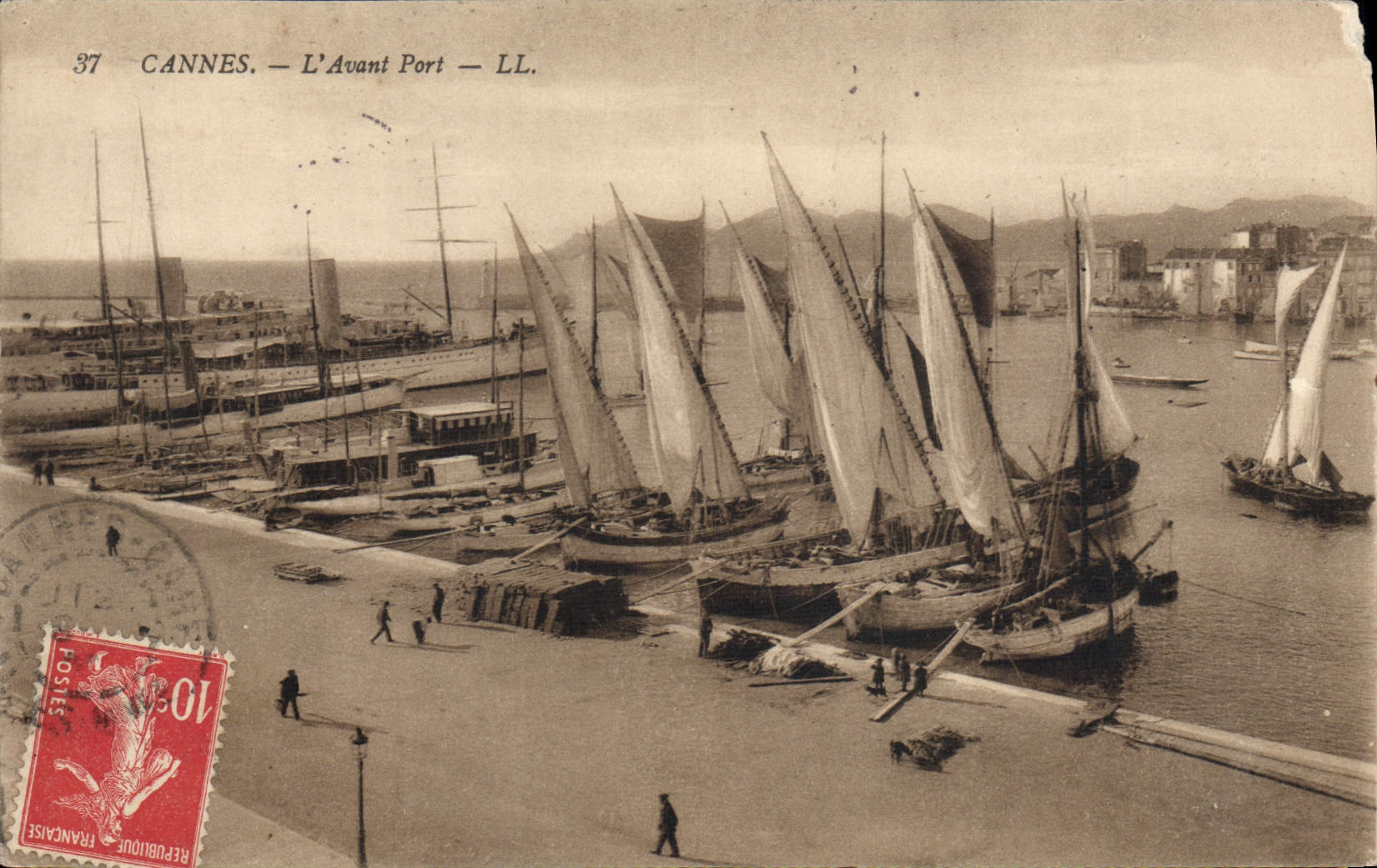 CPA Bateau Peche Cannes l'avant port 