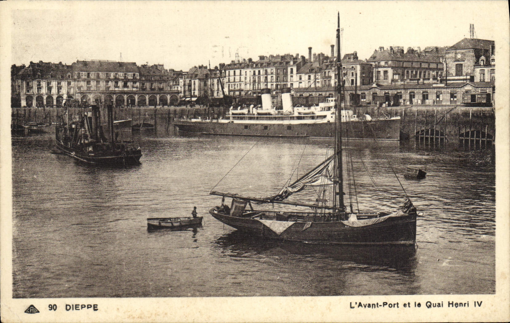 El barco de la POSTAL de la VENDIMIA pesca Dieppe antes del puerto y del muelle Enrique IV