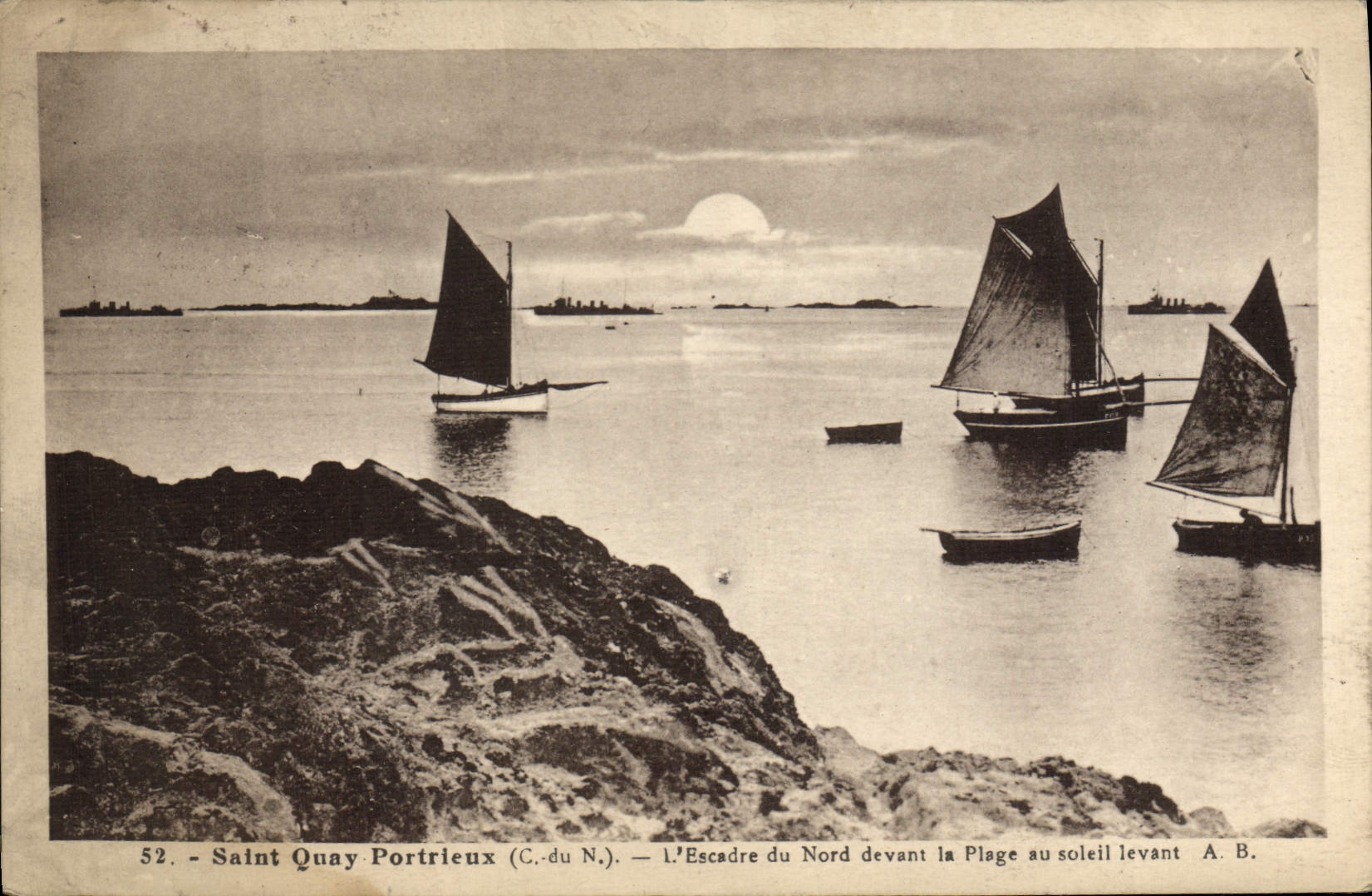 El barco de la POSTAL de la VENDIMIA pesca a Quay santo Portrieux la escuadrilla del norte delante de la playa con el sol de levantamiento