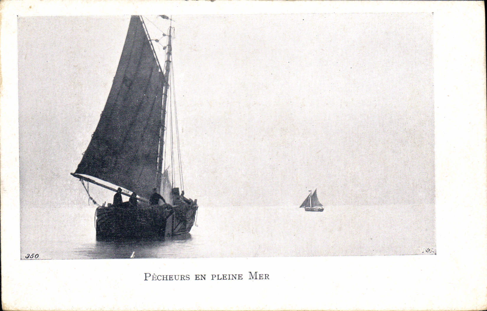 VINTAGE POSTCARD Bateau Fishes Sinning on the open sea