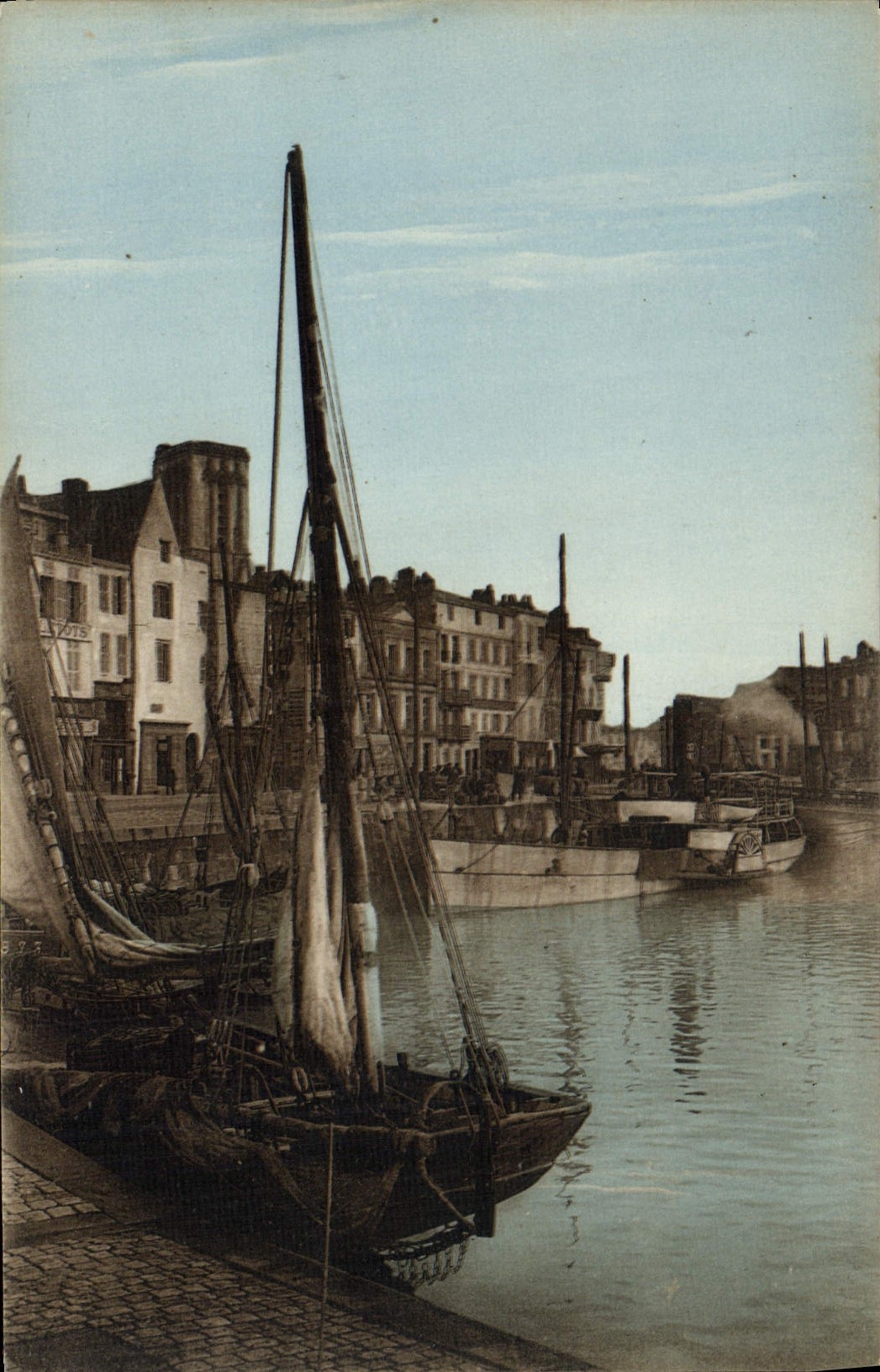 VINTAGE POSTCARD Bateau Fishes Port of the La Rochelle towards the Duperre quay