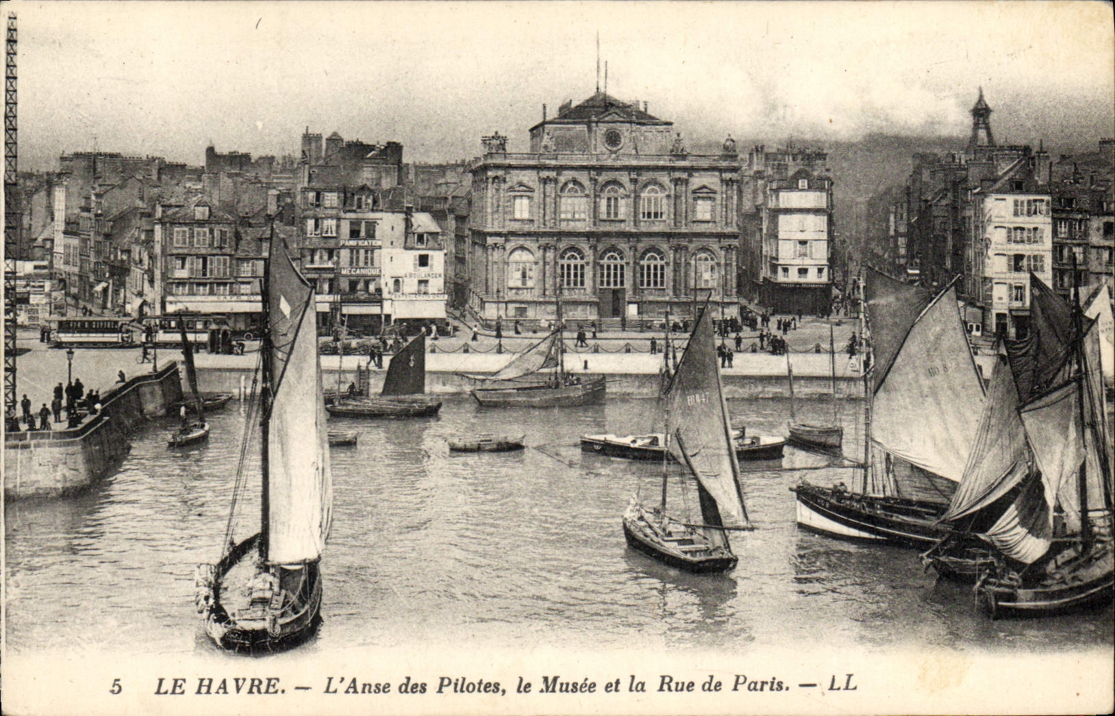 CPA Bateau Peche Le Havre L'anse des pilotes Le musee et la rue de Paris 