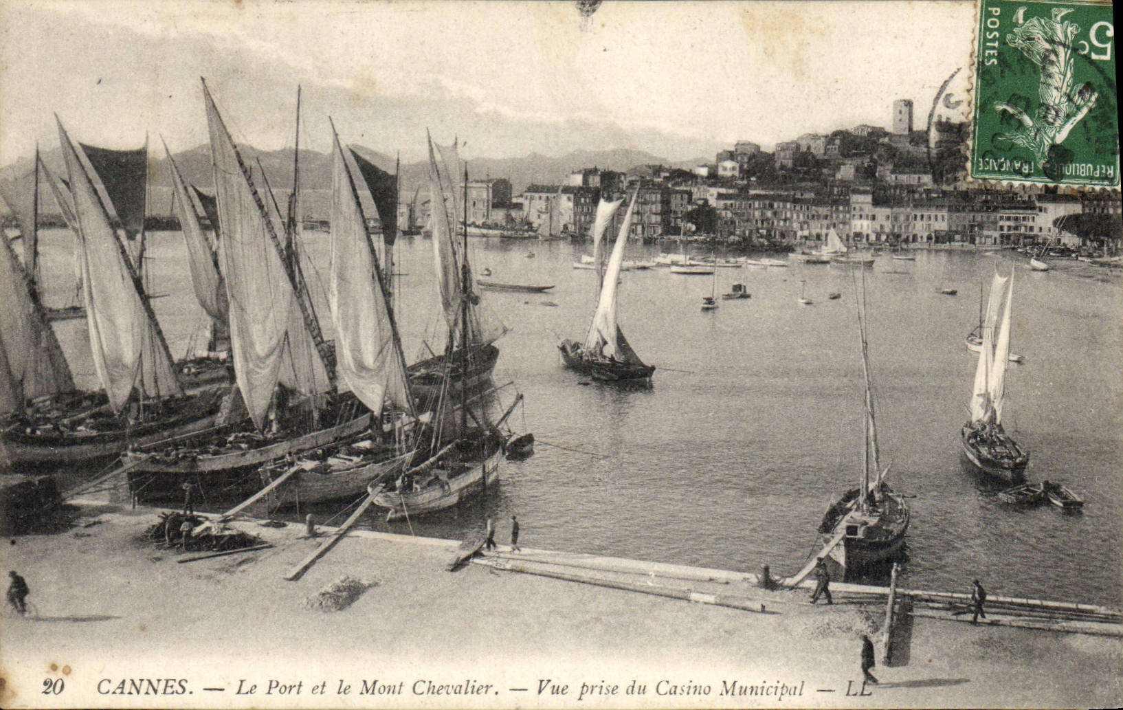 CPA Bateau Peche Cannes Le port et le Mont Chevalier Vue prise du casino municipal