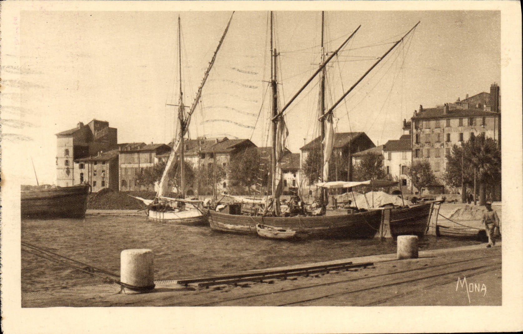VINTAGE POSTCARD Bateau Fishes Toulon Voiliers in the commercial port