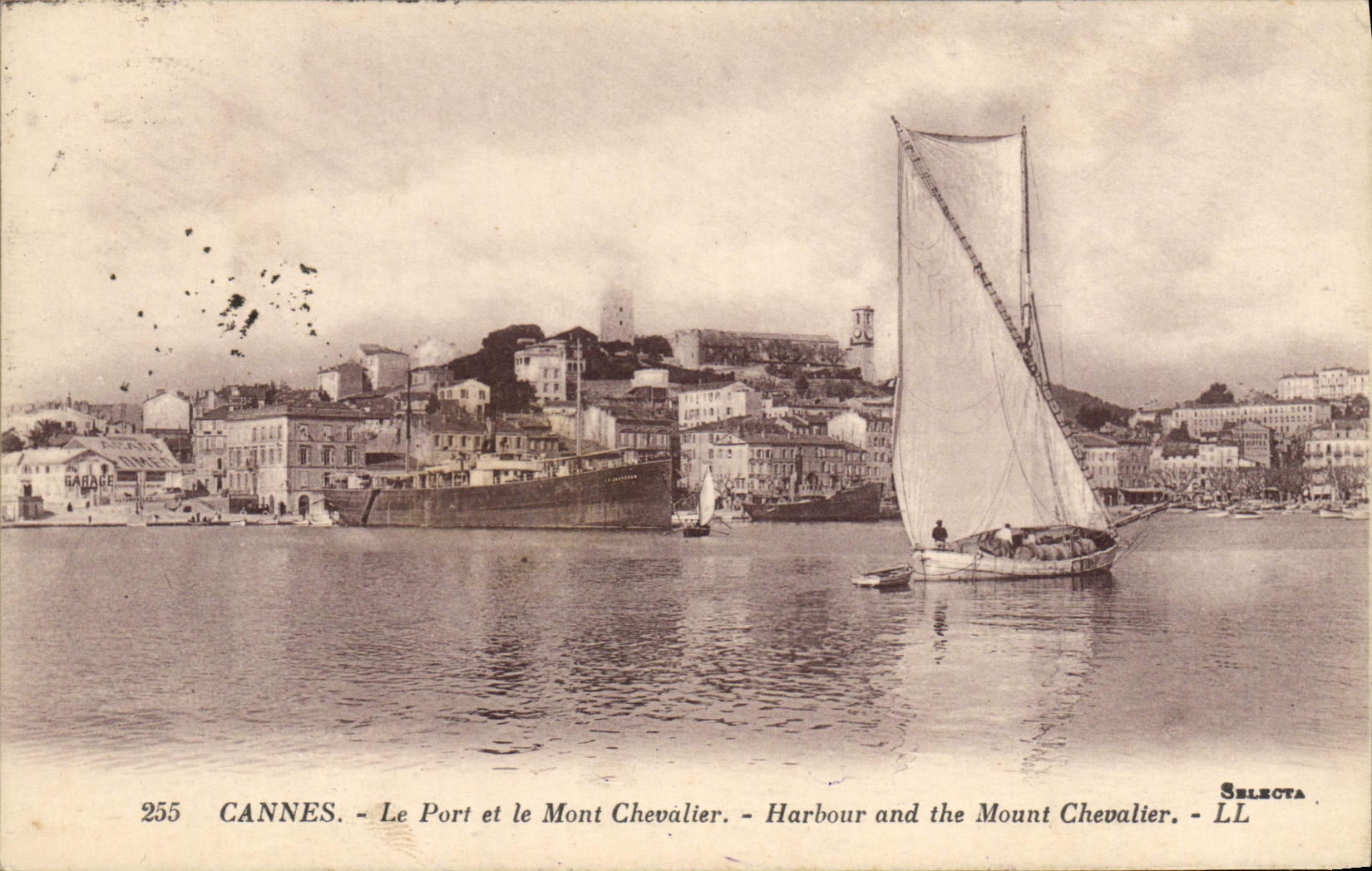 CPA Bateau Peche Cannes Le port et le Mont Chevalier 