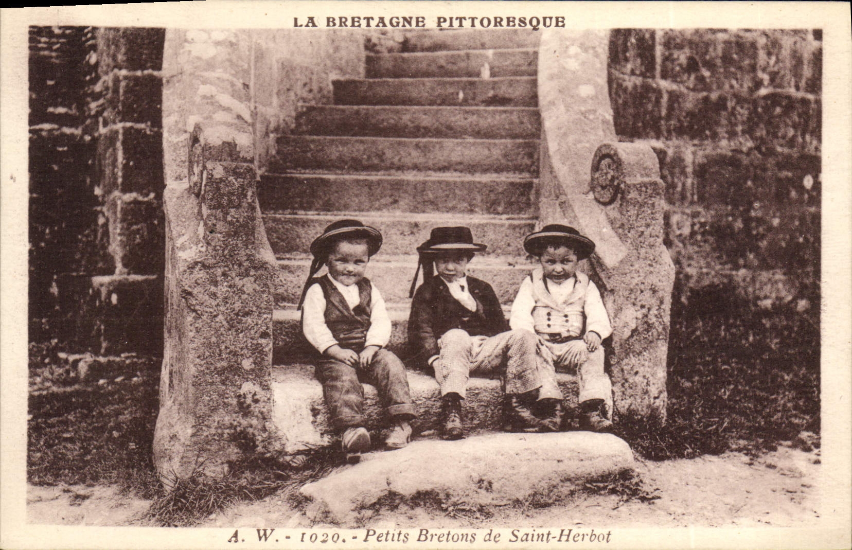 CPA Folklore Bretagne Petits bretons de Saint Herbot 