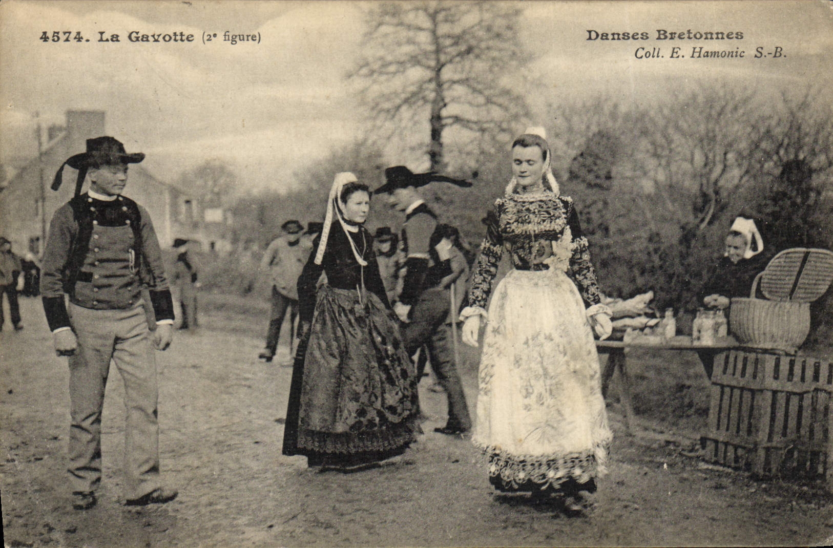 CPA Folklore La Gavotte Danses bretonnes