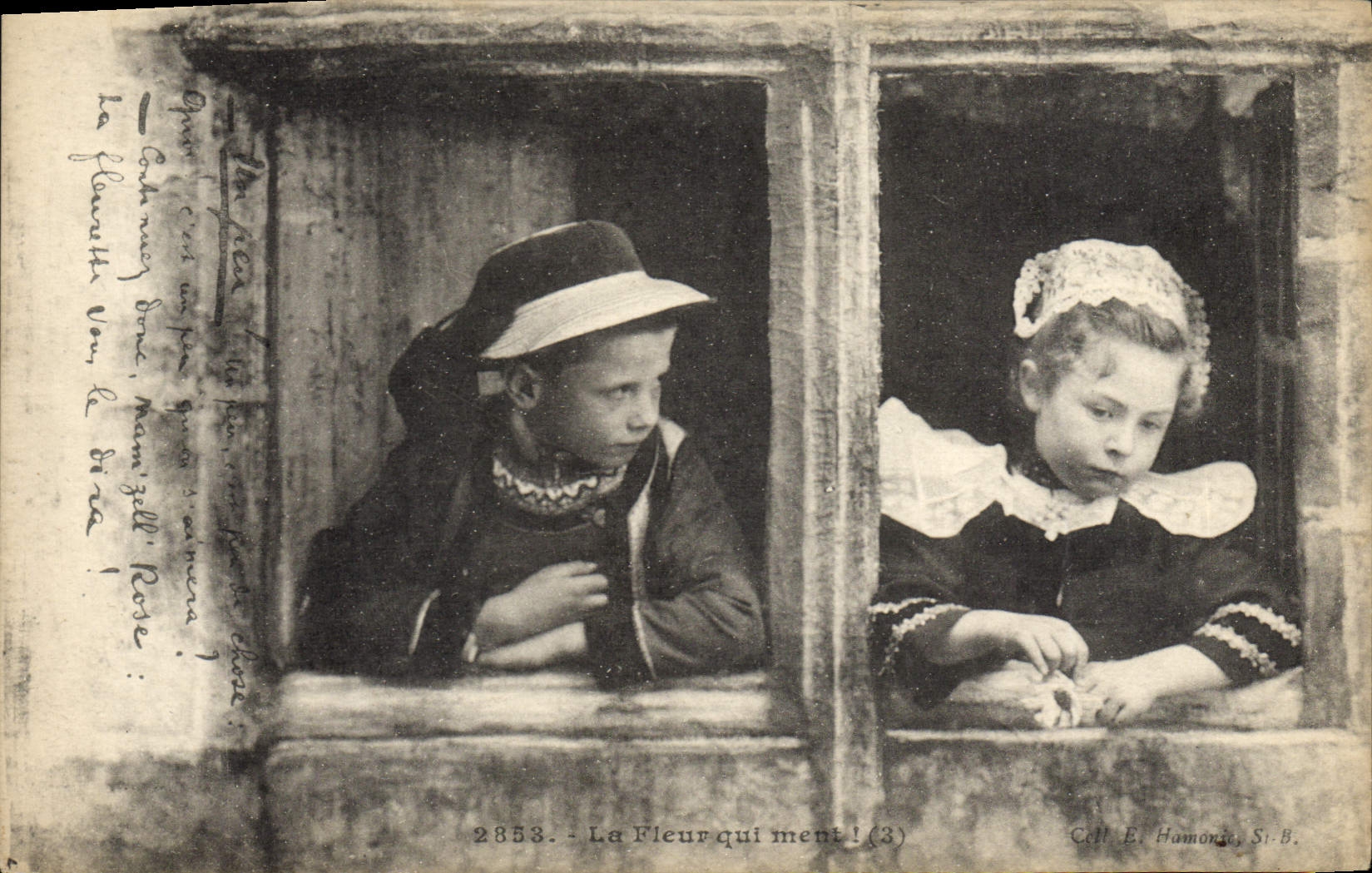 CPA Folklore Bretagne Enfants La fleur qui ment 