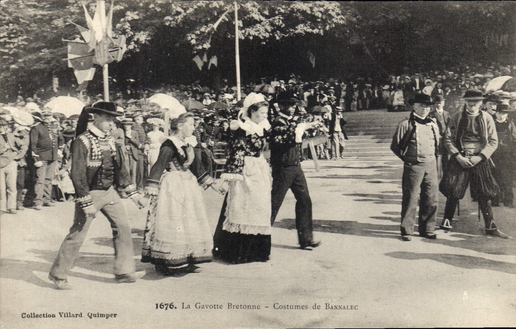 VINTAGE POSTCARD Folklore Gavotte Breton Costumes of Bannalec