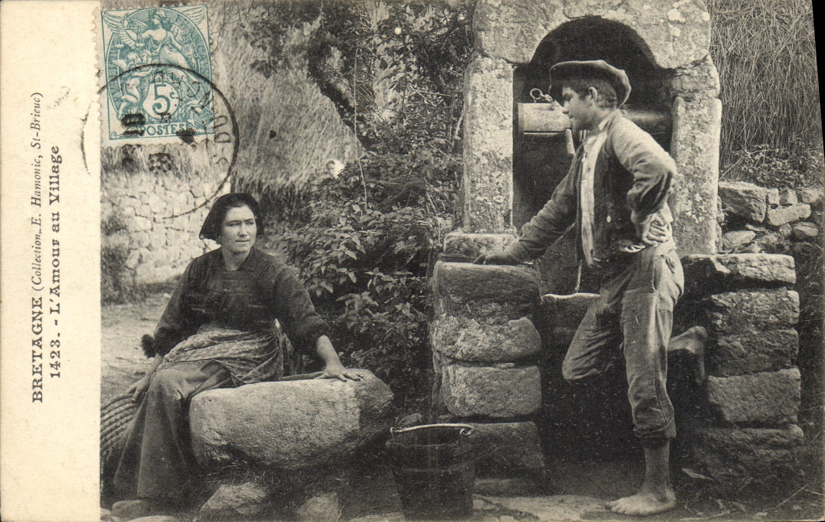 CPA Folklore L'amour en village 