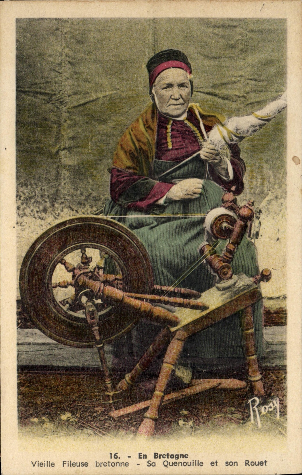 CPA Folklore Bretagne Vieille fileuse bretonne Sa quenouille et son rouet