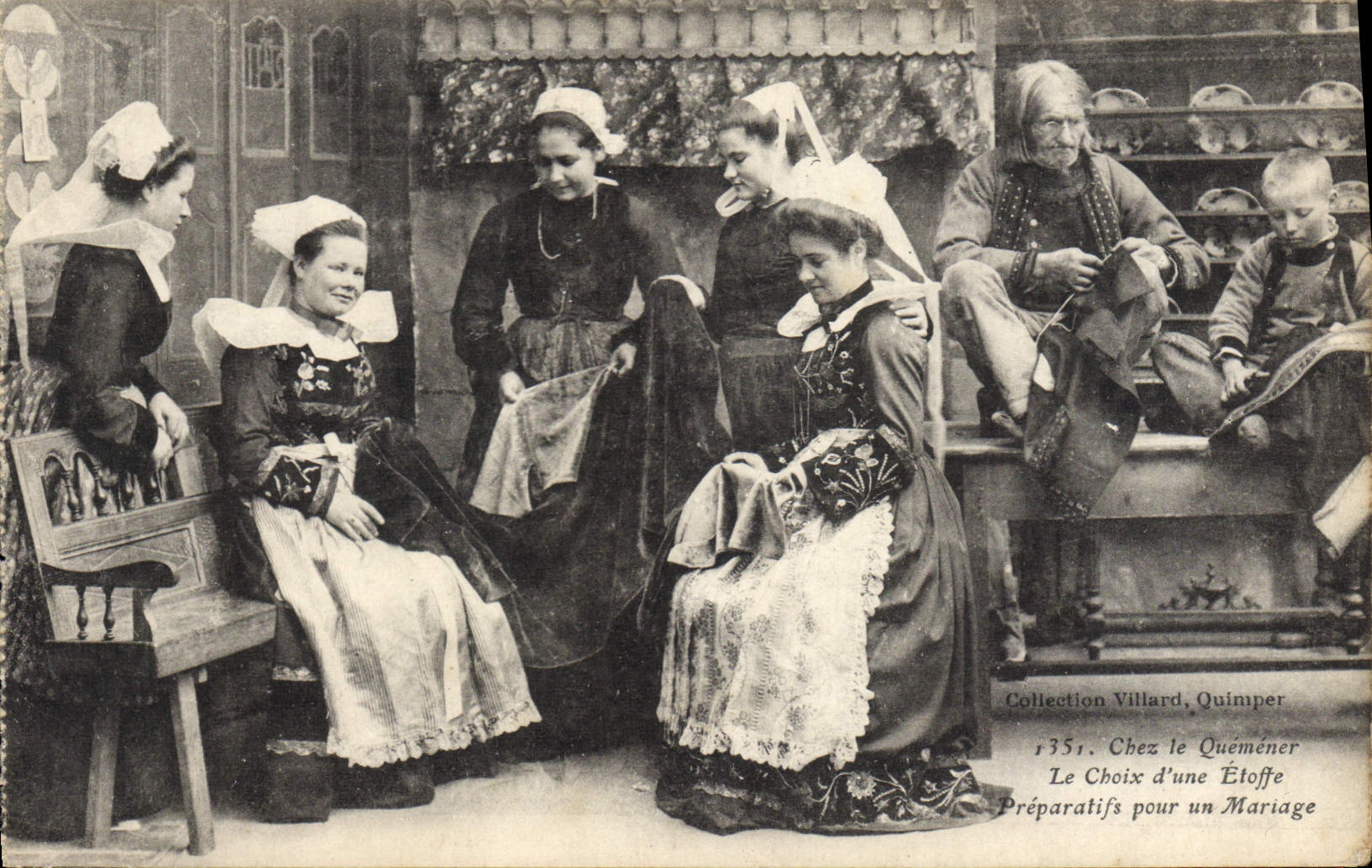 CPA Folklore Chez le Quemener Le choix d'une etoffe Preparatifs pour le mariage