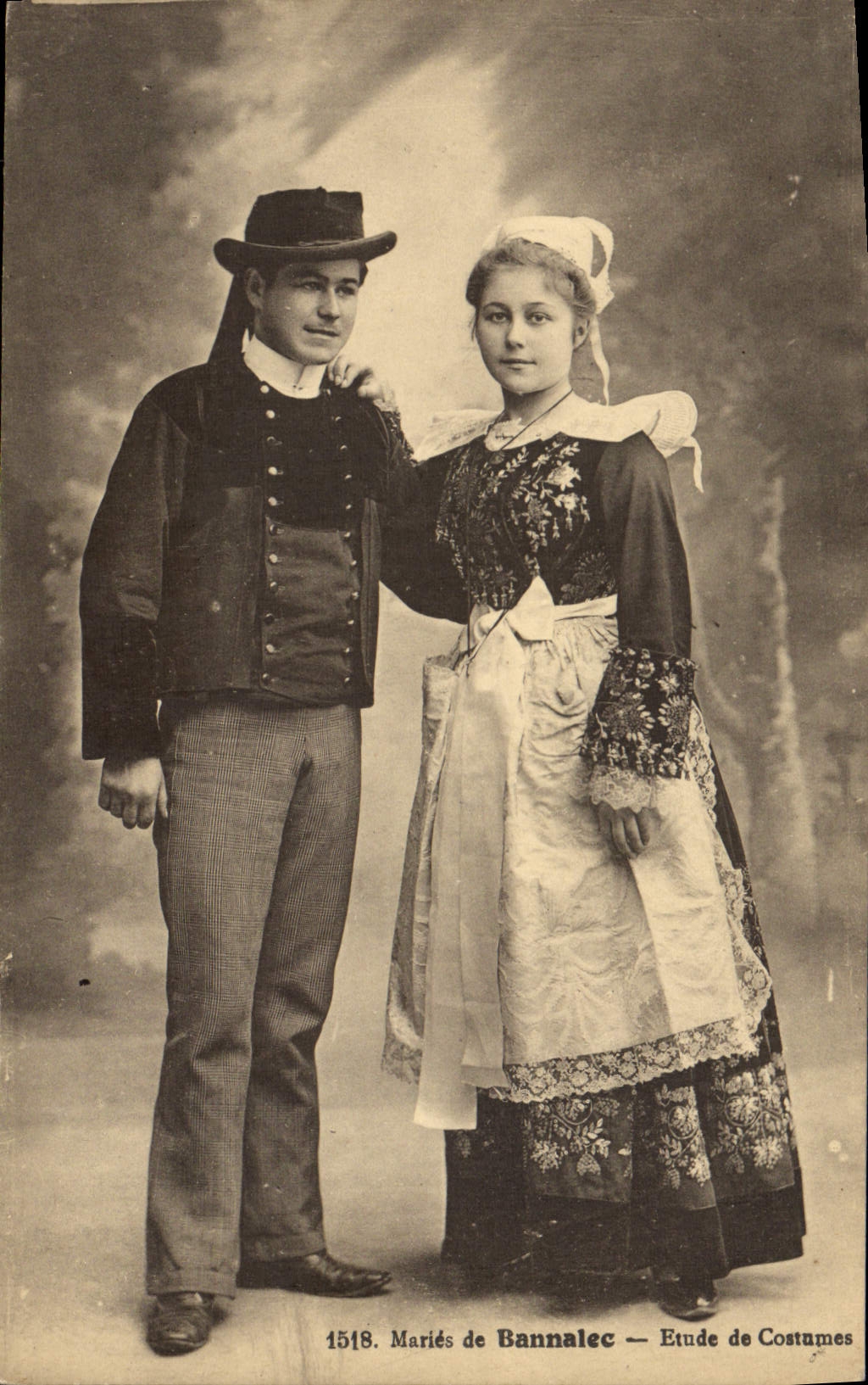 CPA Folklore Maries de Bannalec Etude de costumes Mariage 