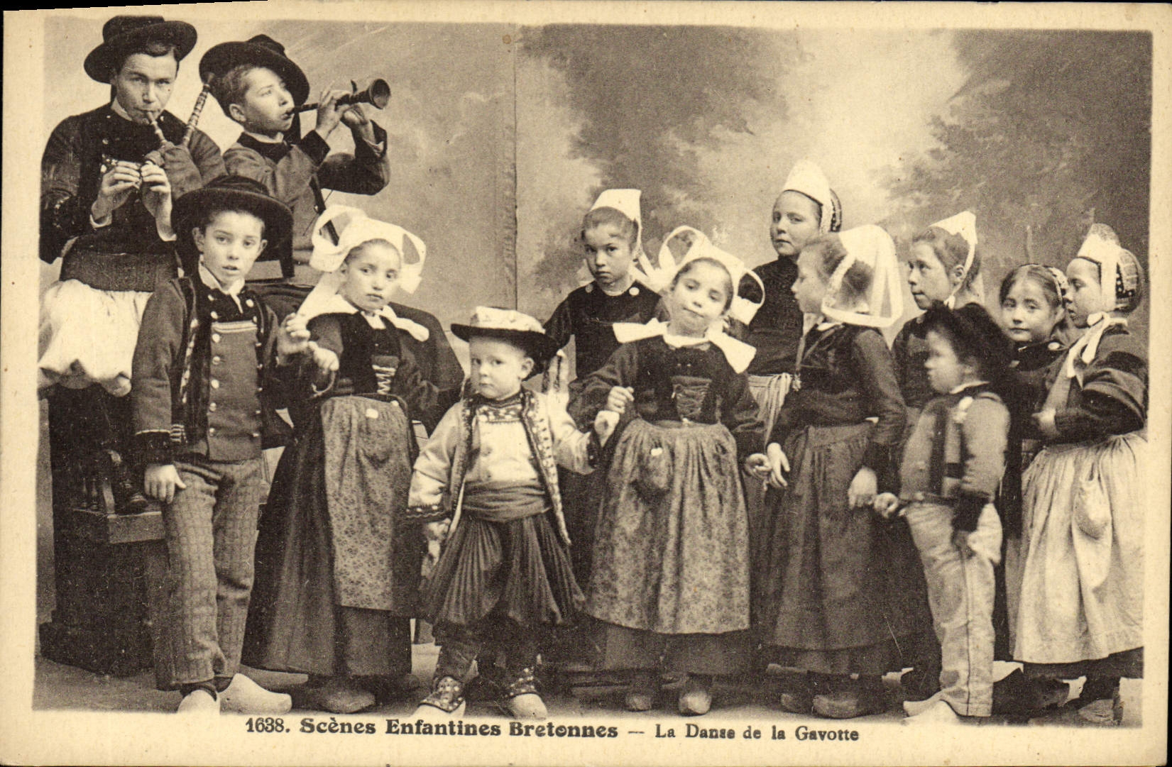 VINTAGE POSTCARD Folklore Breton childish Scenes dance of Gavotte