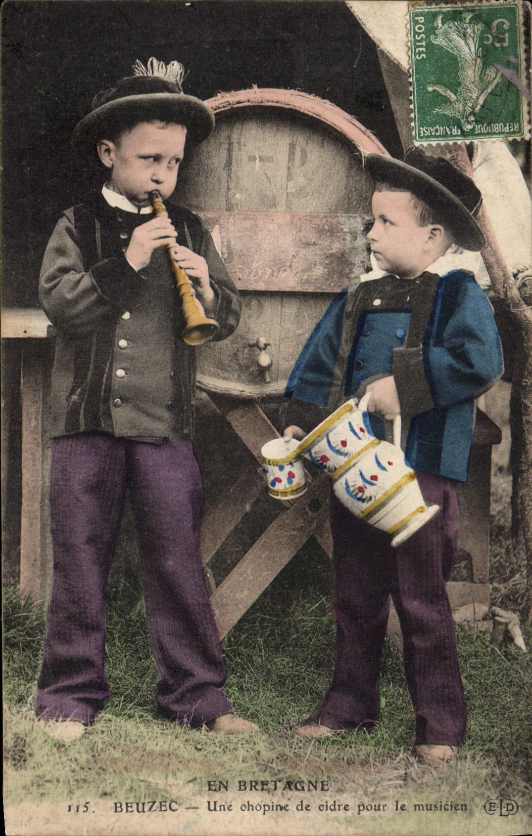 CPA Folklore Bretagne Beuzec Une chopine de cidre pour le musicen
