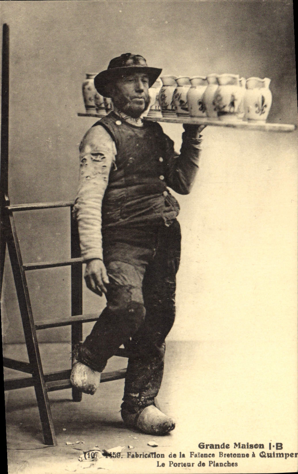 CPA Folklore Grande maison IB Quimper Fabrication de faience bretonne a Quimper Le porteur de planches