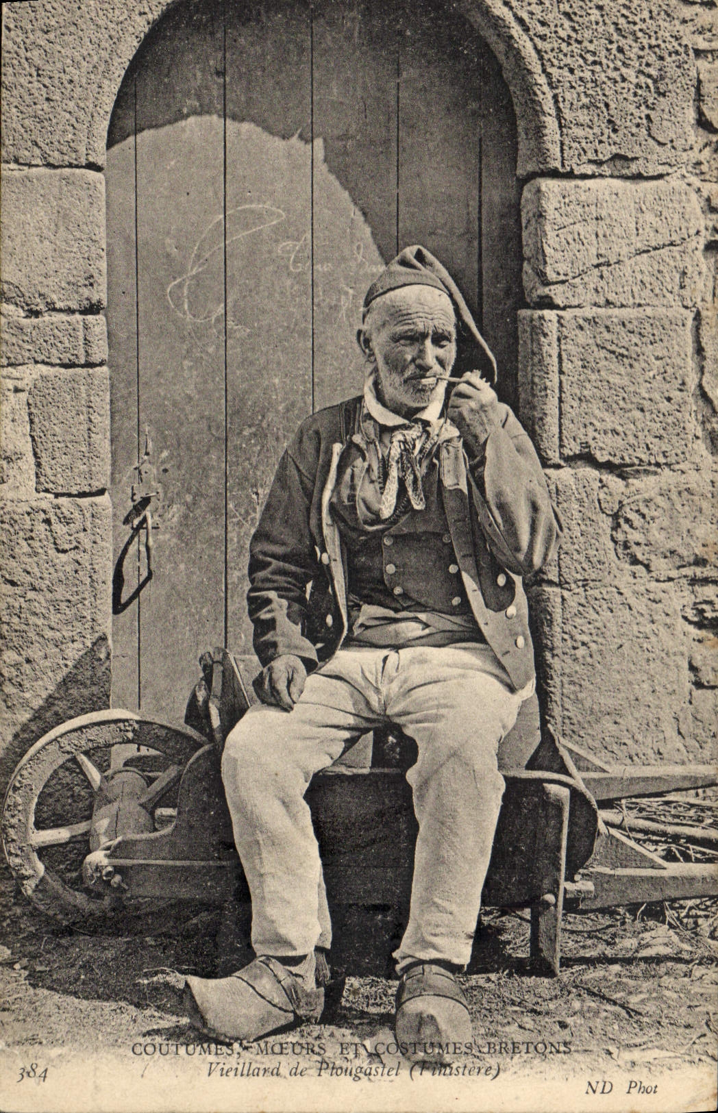 CPA Folklore Vieillard de Plougastel Finistere 