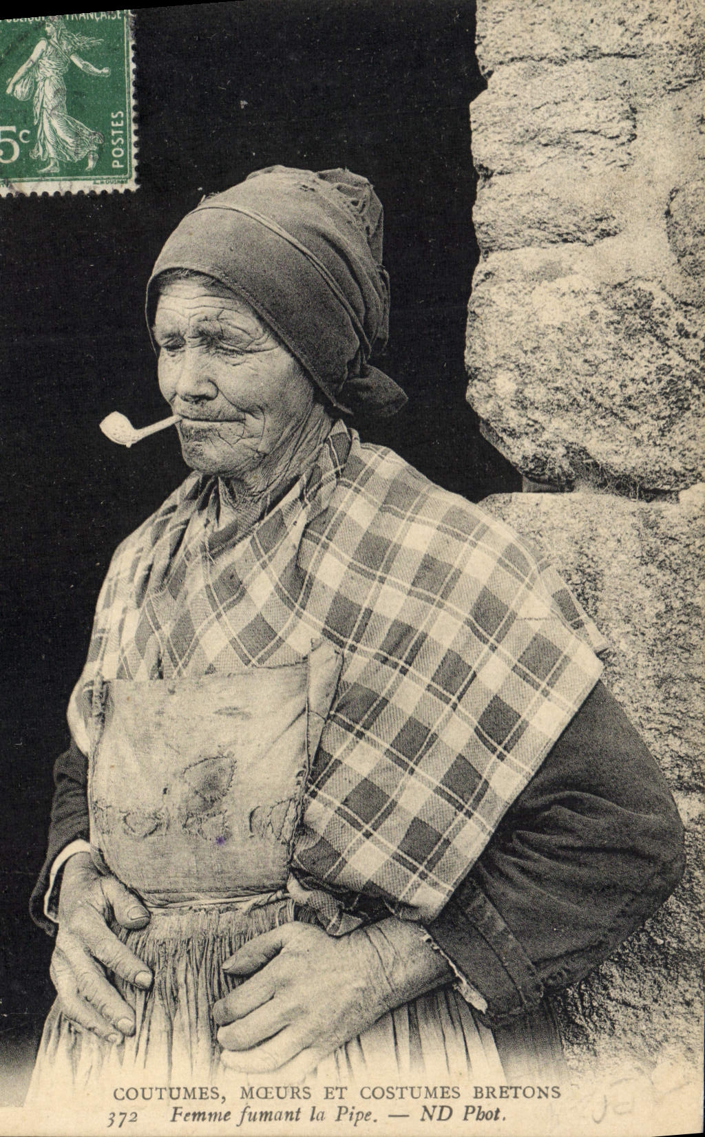 CPA Folklore Femme fumant la pipe Tabac