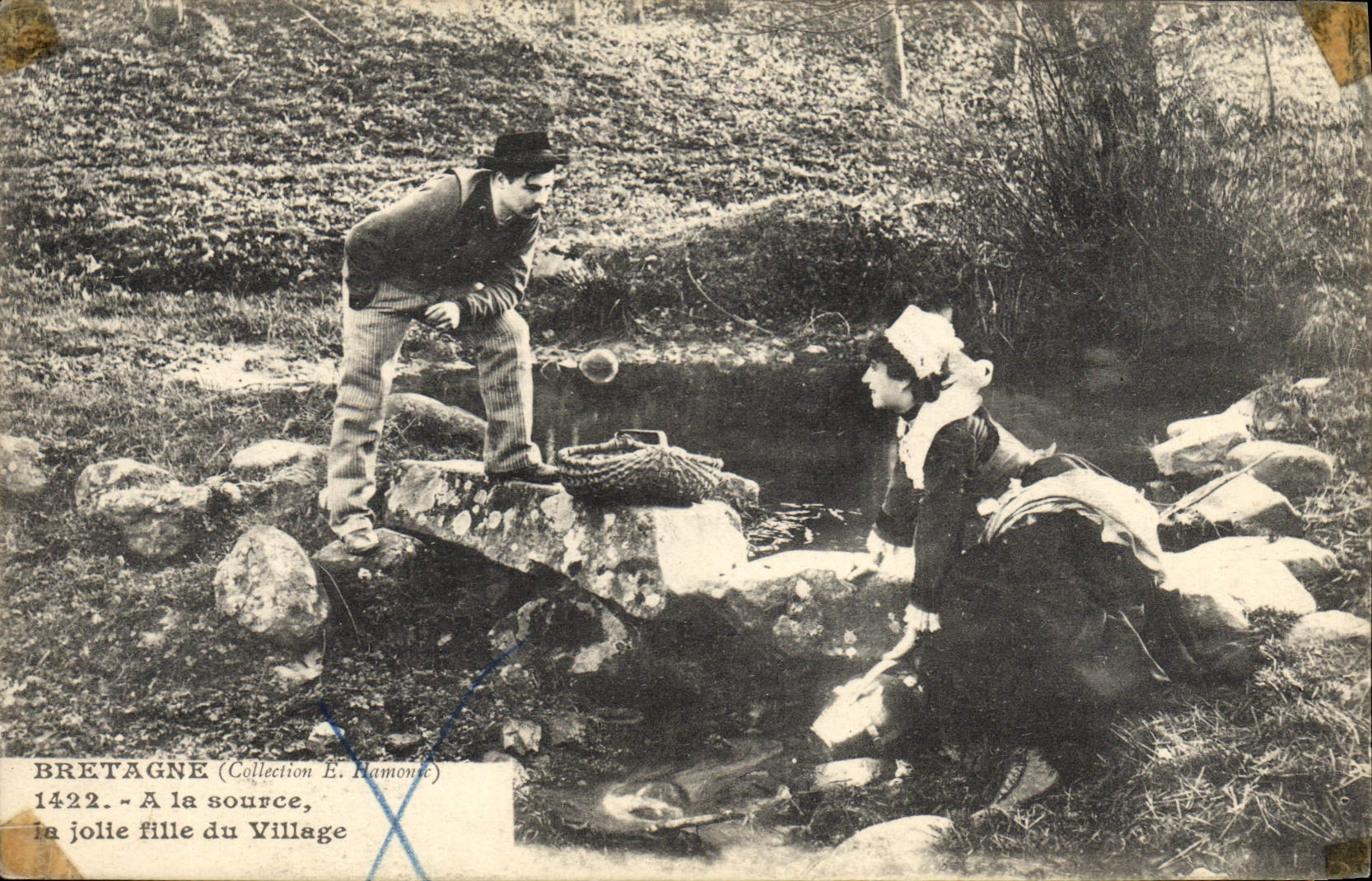 CPA Folklore A la source La jolie fille du village