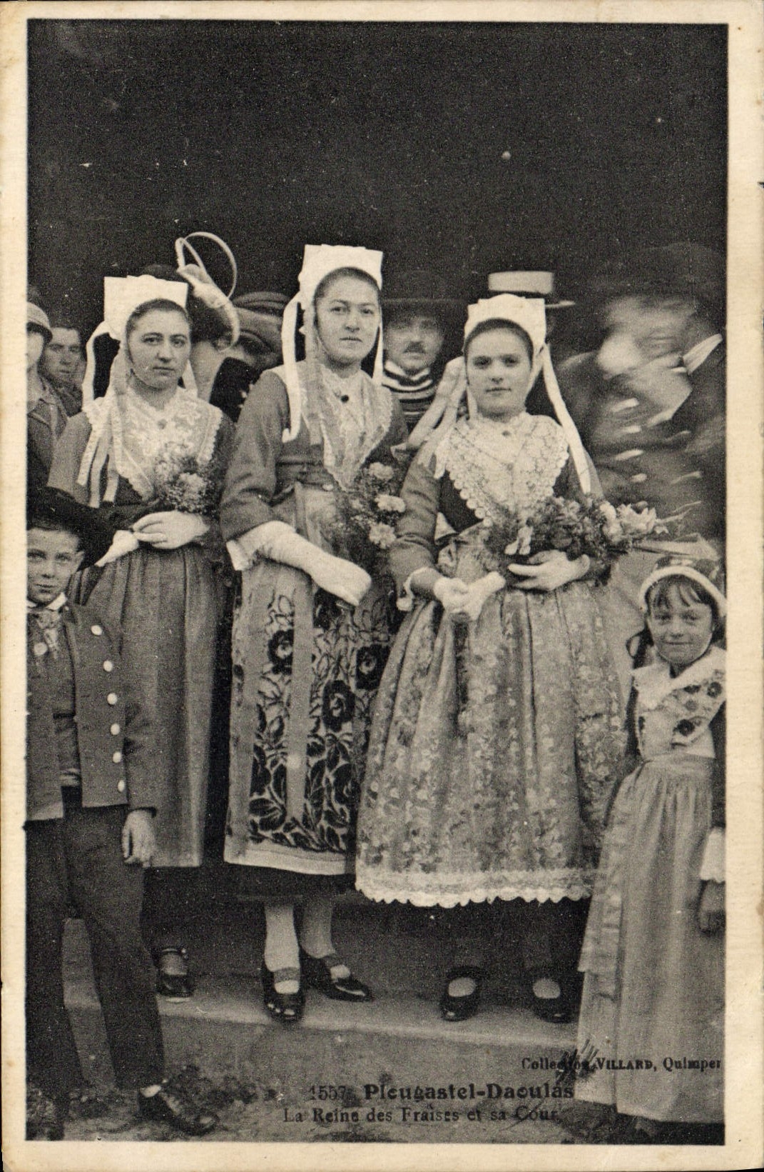 CPA Folklore Plougastel Daoulas La reine des fraises et sa cour 