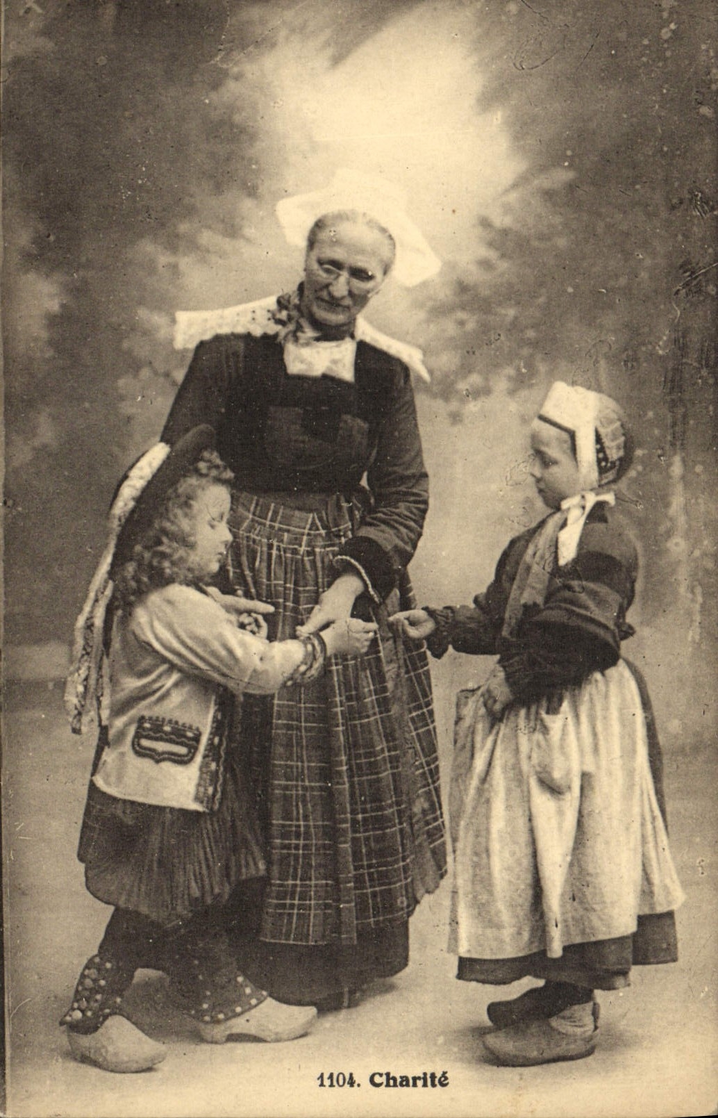 CPA Folklore Charite Enfants