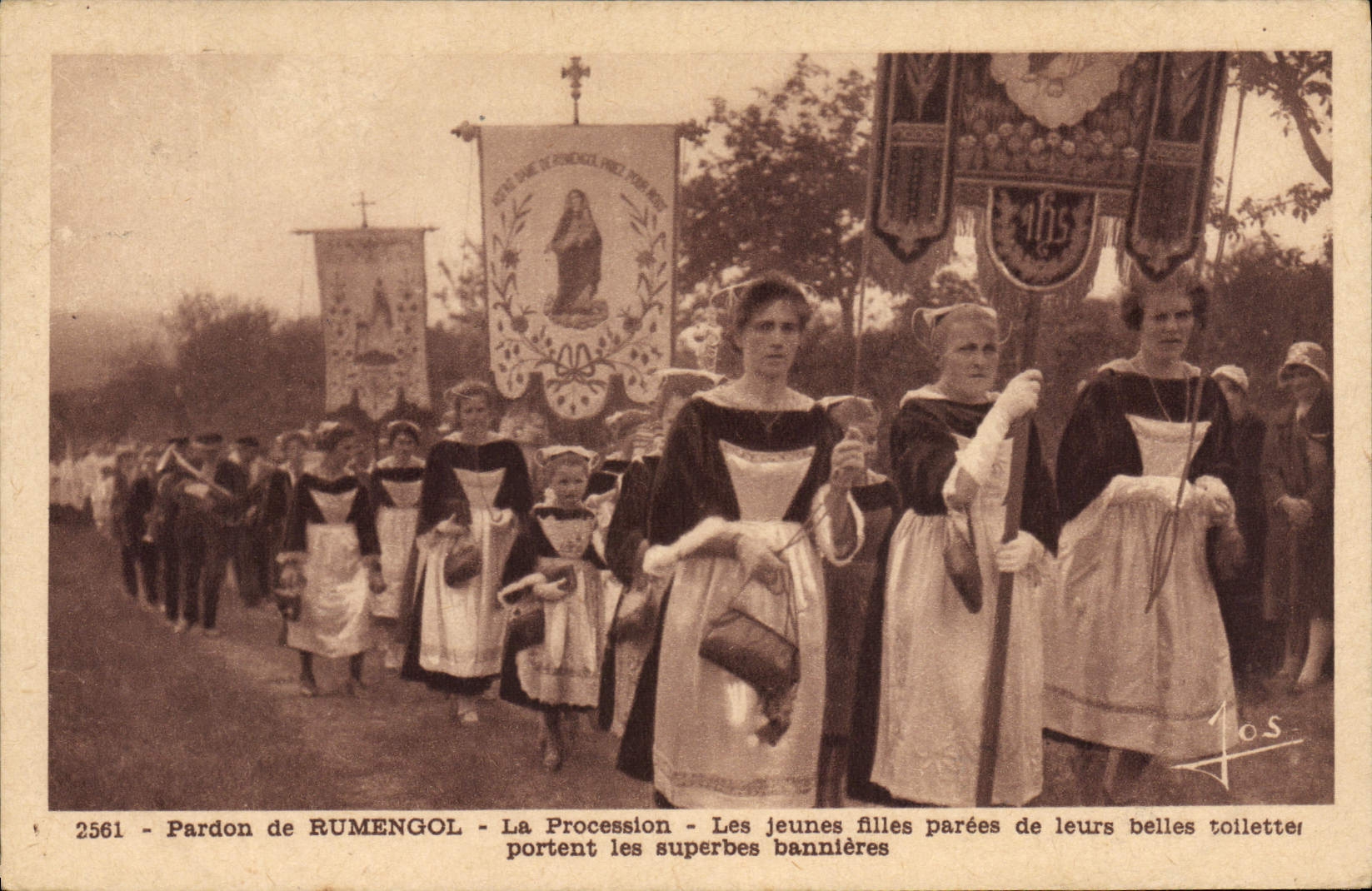 CPA Folklore Pardon de Rumengol La procession Les jeunes filles parees de leurs belles toilettes