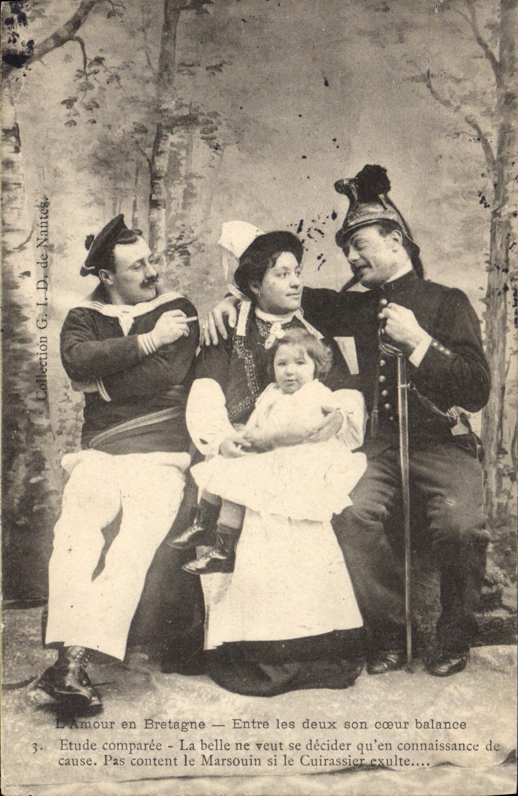 CPA Folklore Bretagne Entre les deux son coeur balance Marin Soldat Militaria