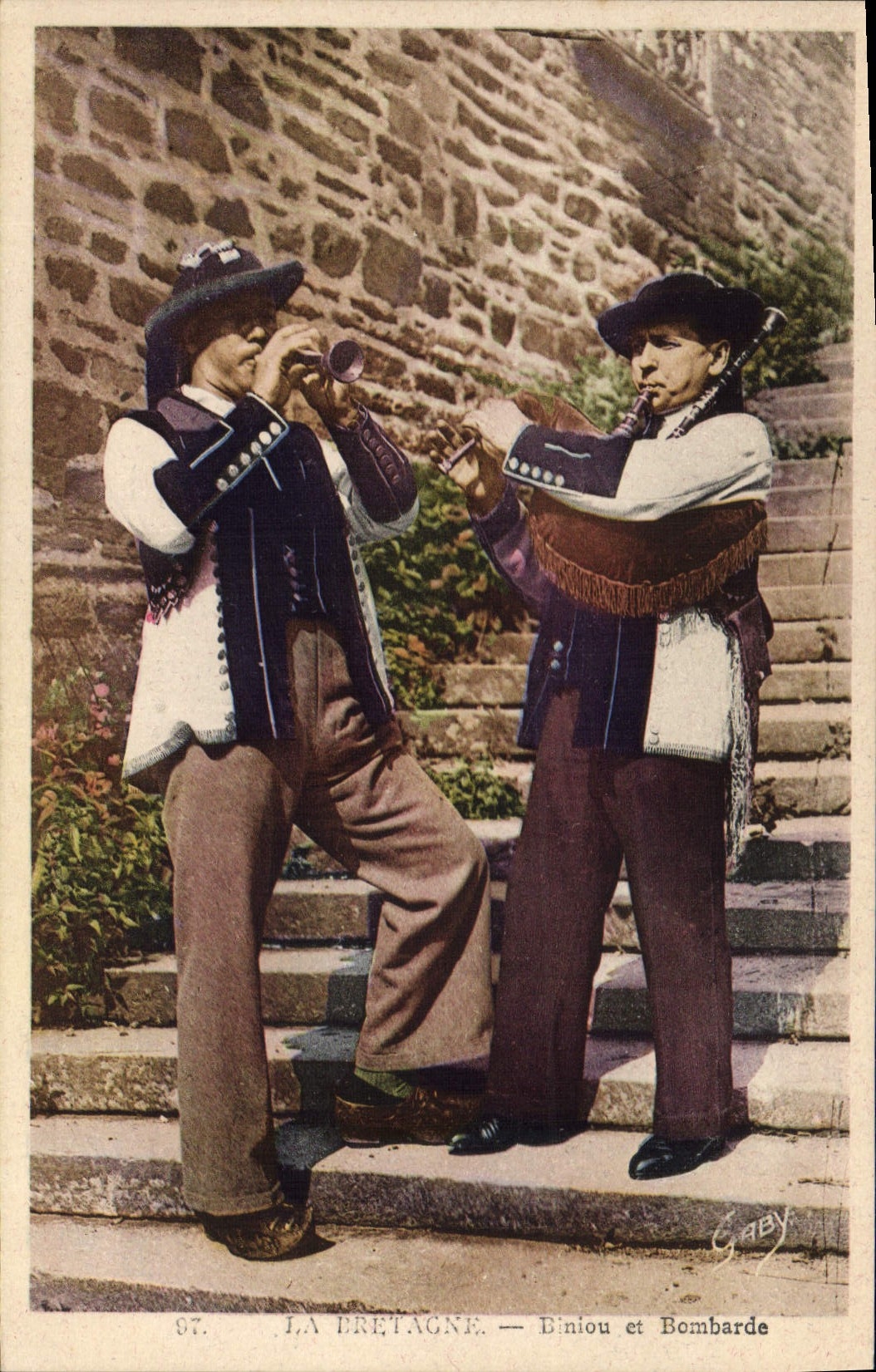 CPA Folklore Bretagne Biniou et bombarde 