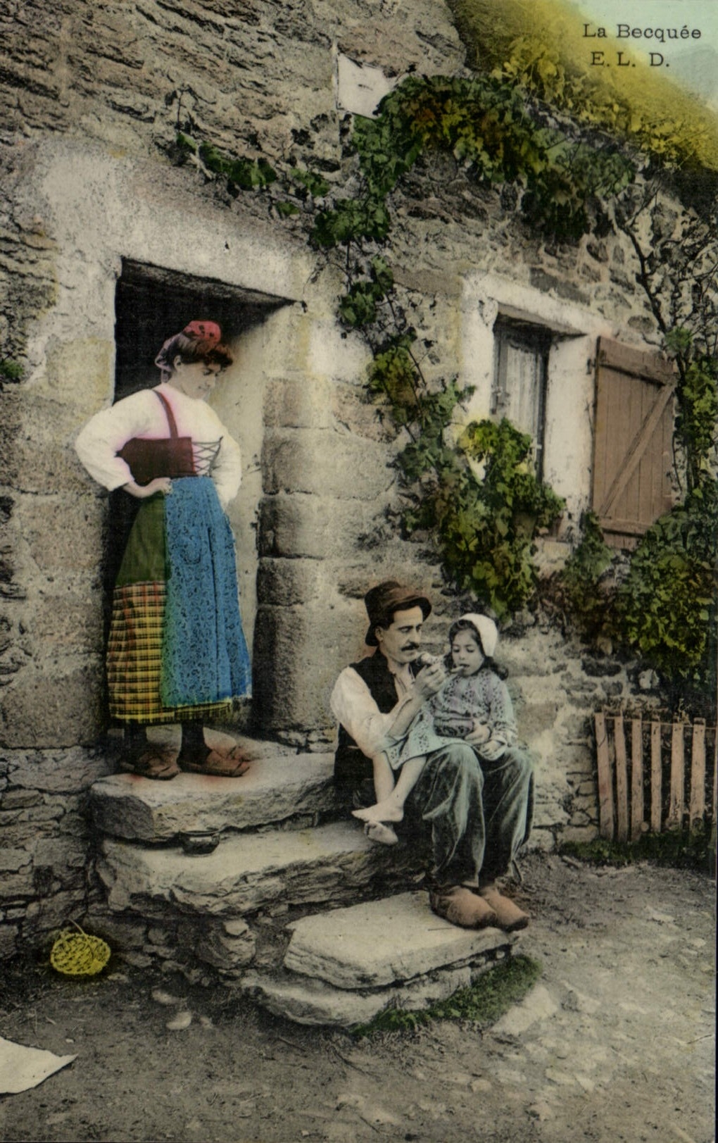 CPA Folklore La becquee Enfant
