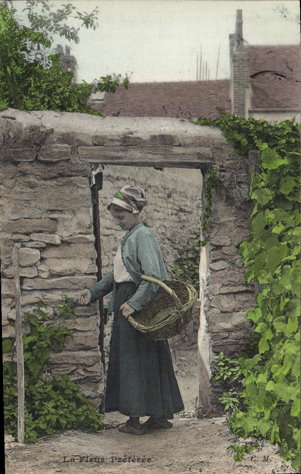 CPA Folklore Femme la fleur preferee