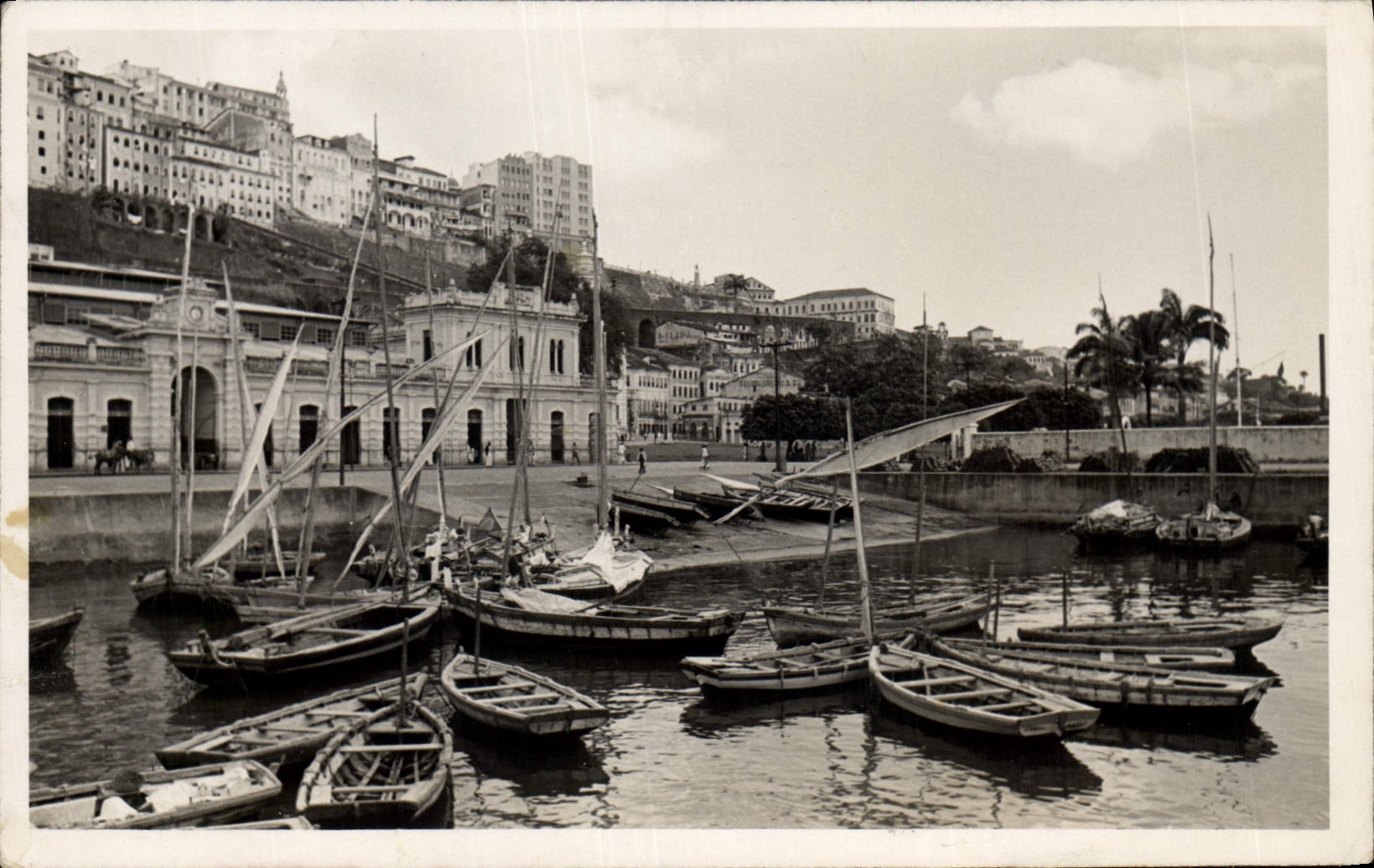 VINTAGE POSTCARD Bateau Fishes Fishing