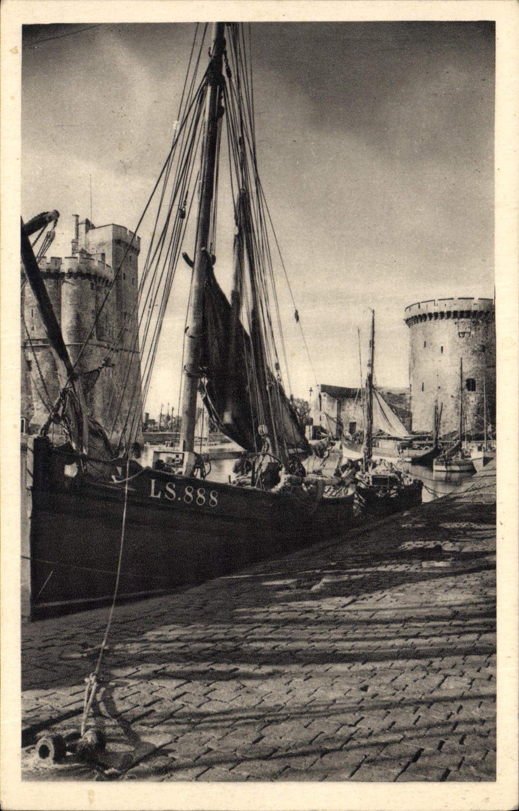 CPA Bateau Peche la Rochelle La tour Saint Nicolas et la tour de la chaine 