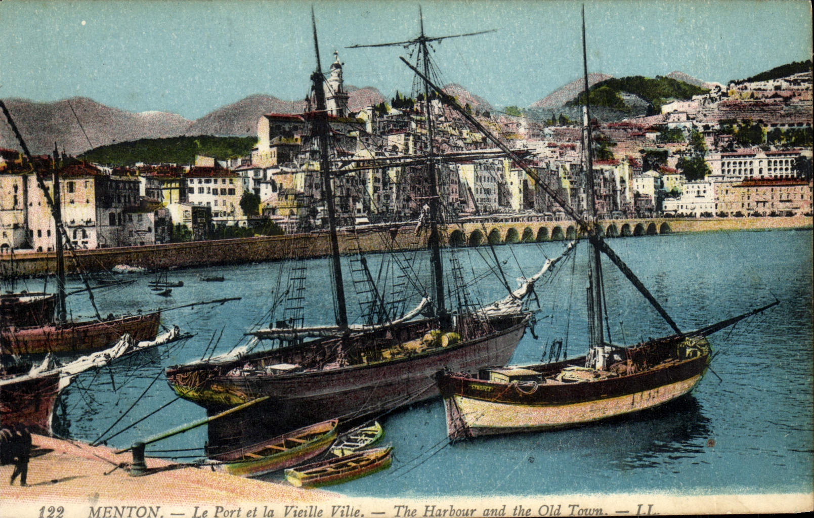 CPA Bateau Peche Menton Le port et la vieille ville 