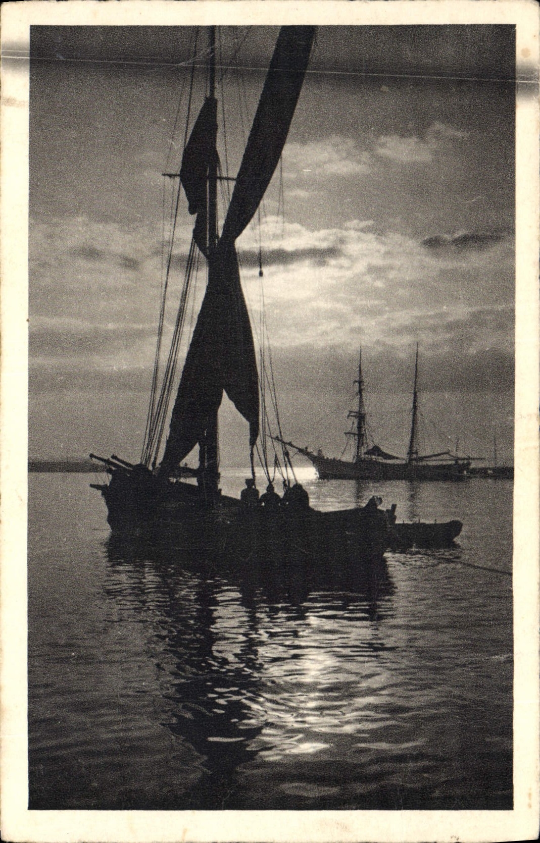 El barco de la POSTAL de la VENDIMIA pesca Tartane que vuelve al puerto