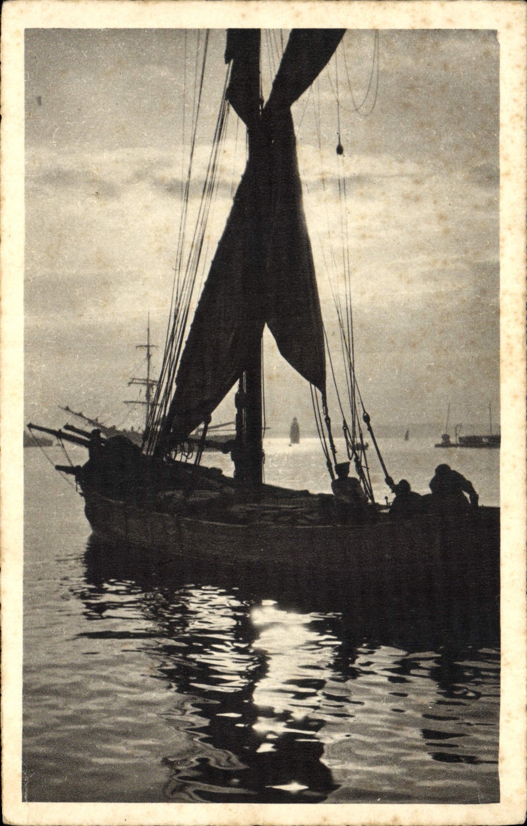 El barco de la POSTAL de la VENDIMIA pesca el Tartane mediterráneo que vuelve al puerto