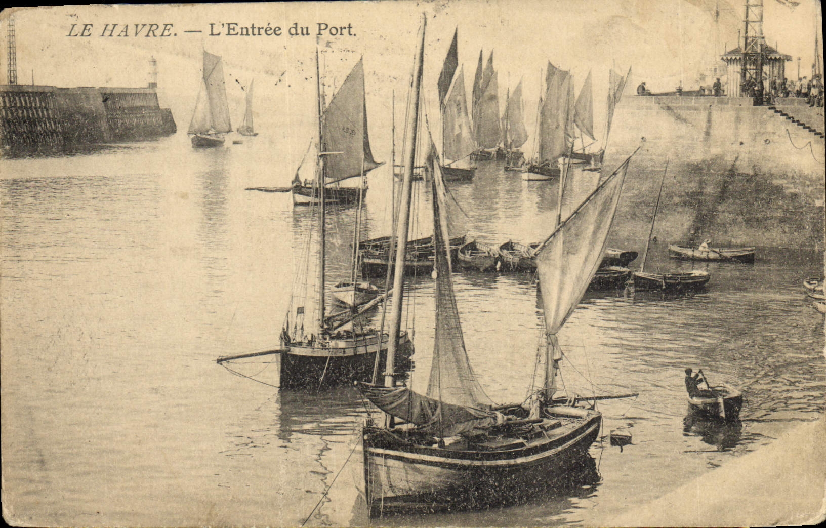 VINTAGE POSTCARD Bateau Fishes Le Havre the entry of the port