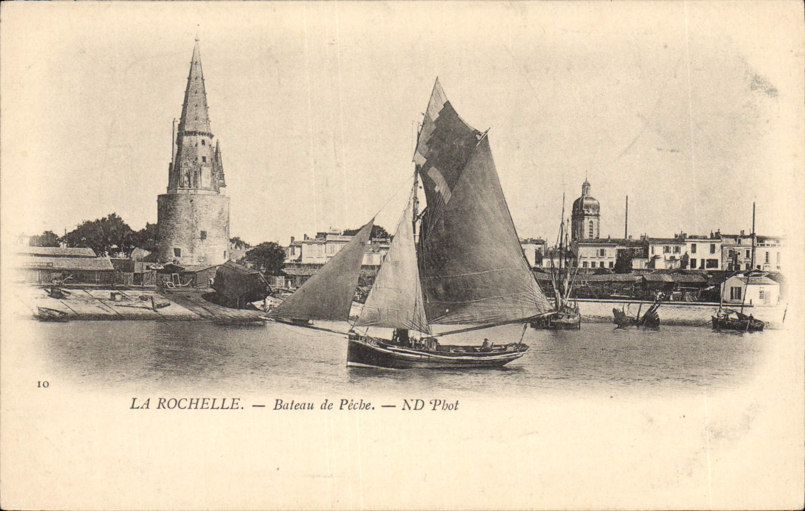 VINTAGE POSTCARD Bateau Fishes La Rochelle Bateaux of sin