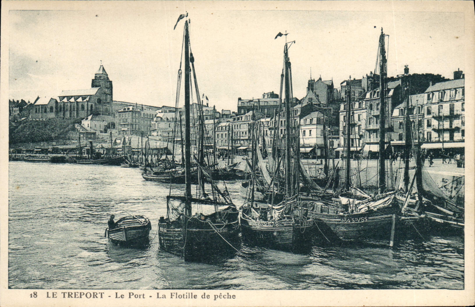 CPA Bateau Peche Le Treport Le port La flotille de peche 